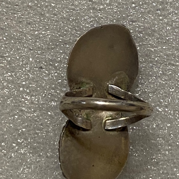 Old Pawn Mother of Pearl and Turquoise Ring - Picture 4 of 13